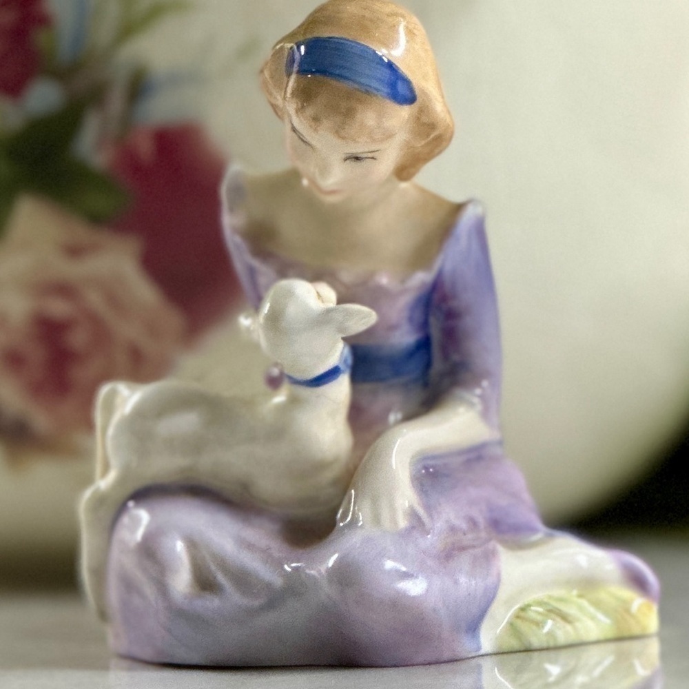 ROYAL DOULTON, HN2048, “MARY HAD A LITTLE LAMB”, 1949-1988. 3 1/2”TALL. - Picture 3 of 10